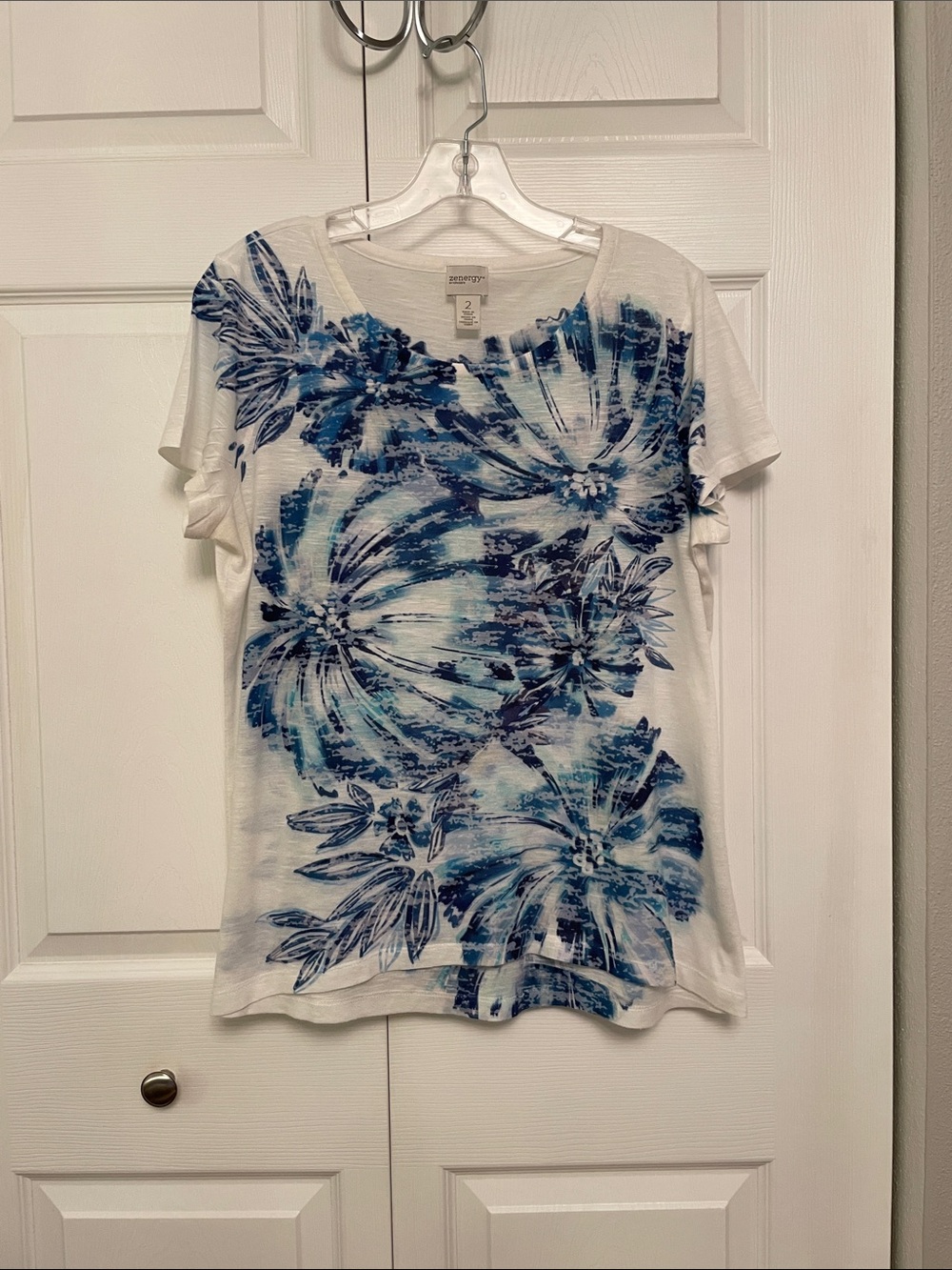 Zenergy By Chico’s White Top with Two Sided Blue Abstract Floral Pattern Large